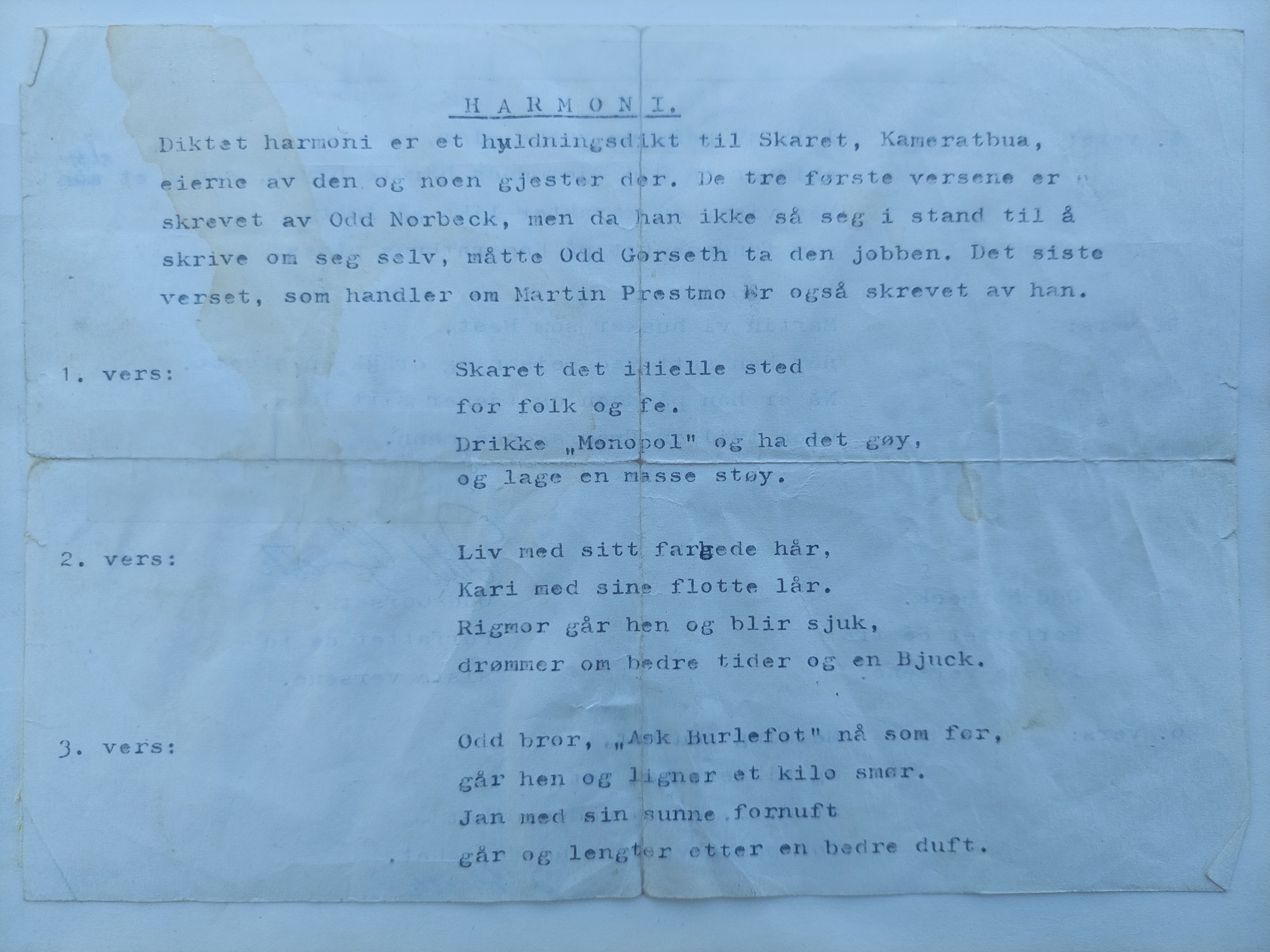 Diktet Harmoni er et hyldningsdikt til Skaret, Kameratbua, eierne av den og noen gjester der.